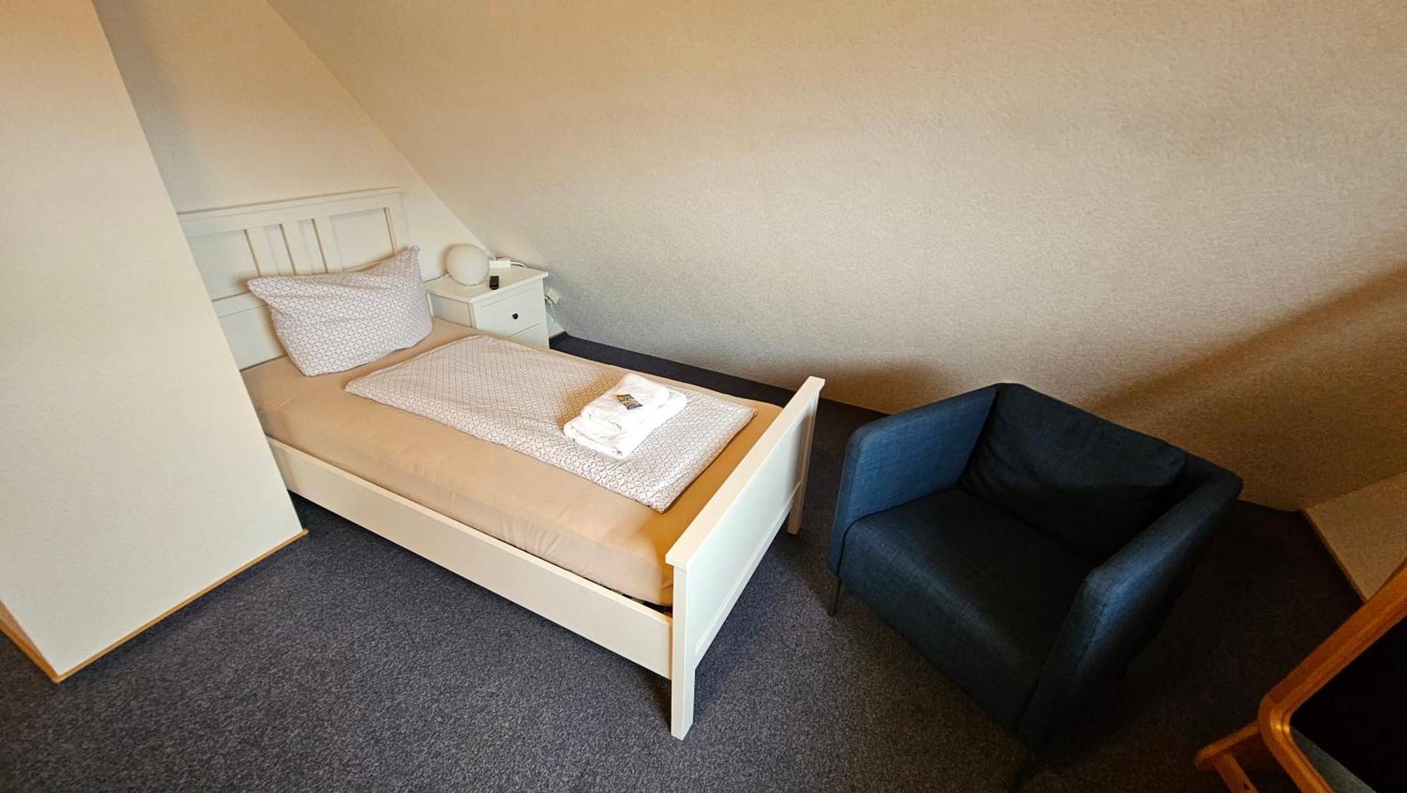 Hotel Dorfkrug Büsum - günstige Altbauzimmer Am Oland Zimmer foto